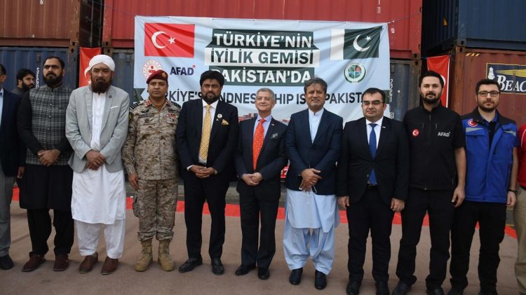 Türkiye'nin Pakistan'daki selzedelere gönderdiği ilk iyilik gemisi Karaçi'ye ulaştı