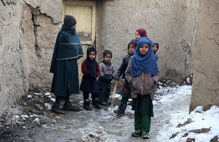 Dondurucu soğuklarla mücadele eden Afgan halkı yardım bekliyor