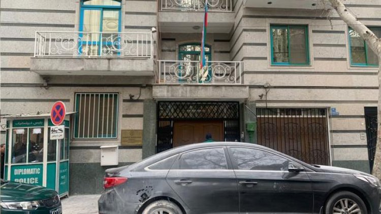 İran'da Azerbaycan Büyükelçiliği'ne silahlı saldırı!