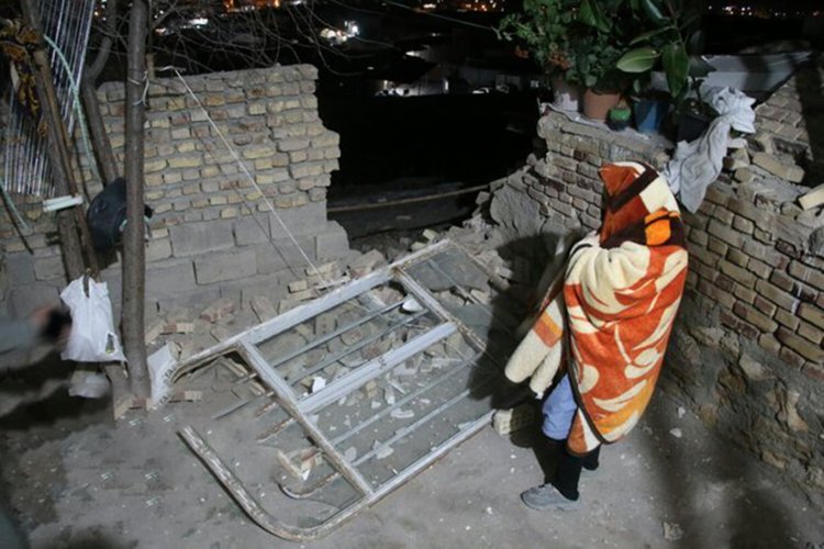 İran'daki depremde 16 binden fazla ev hasar gördü