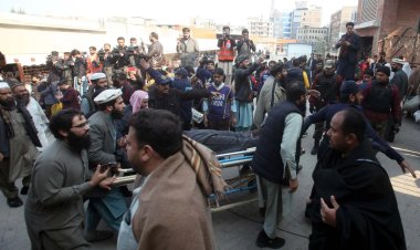 Pakistan'da camiye düzenlenen intihar saldırısında can kaybı 102'ye çıktı