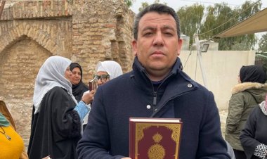 Kerkük'te, "Kur'an-ı Kerim yakılmasına tepki" gösterisinde, halka  Kuran-ı Kerim dağıtıldı