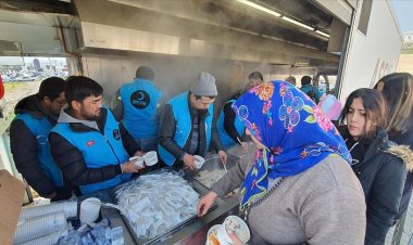 İstanbul'daki Doğu Türkistanlı STK'lerden depremzedelere insani yardım