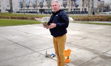 Hollanda'da ırkçı PEGIDA hareketi lideri Wagensveld yine Kur'an-ı Kerim yırttı