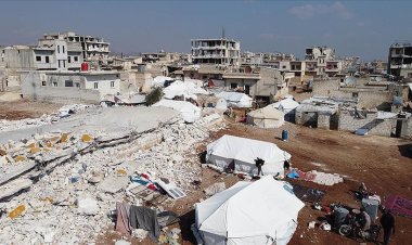 Afrin'deki depremzedeler, hayırseverlerin destekleriyle çadırlara yerleştiriliyor