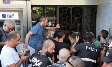 Hesaplarındaki parayı çekemeyen Lübnanlılar banka şubelerine saldırdı