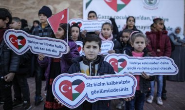 Gazzeli çocuklardan Türkiye ve Suriye'deki depremzedeler için dayanışma gösterisi