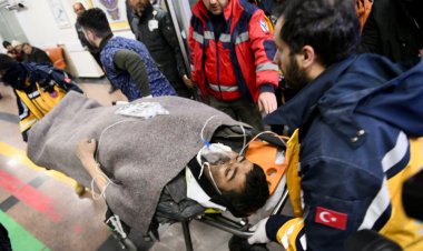 Enkaz altında kalan iki kişi depremin 261. saatinde kurtarıldı