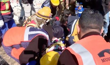 296'ncı saatte 3 mucize: Hatay'da biri çocuk 3 kişi enkaz altından sağ çıkarıldı