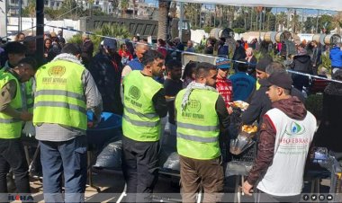 Umut Kervanı İskenderun’da her gün 6 bin depremzedeye sıcak yemek dağıtımı yapıyor