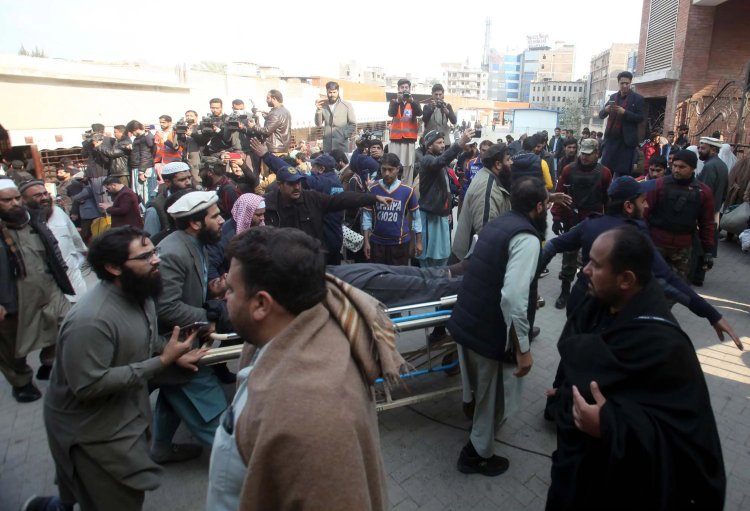 Pakistan'da camiye düzenlenen intihar saldırısında can kaybı 102'ye çıktı