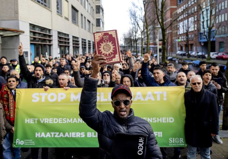 Hollanda’da Müslümanlar Kur'an-ı Kerim'e yönelik saldırıları protesto etti