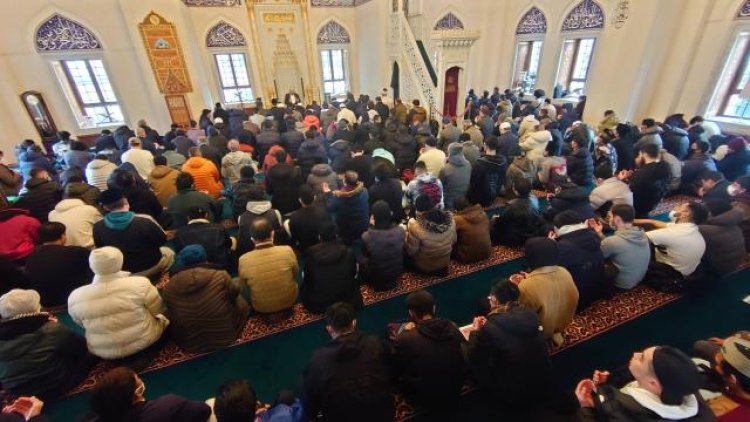 Tokyo Camii'nde depremde hayatını kaybedenler için gıyabi cenaze namazı