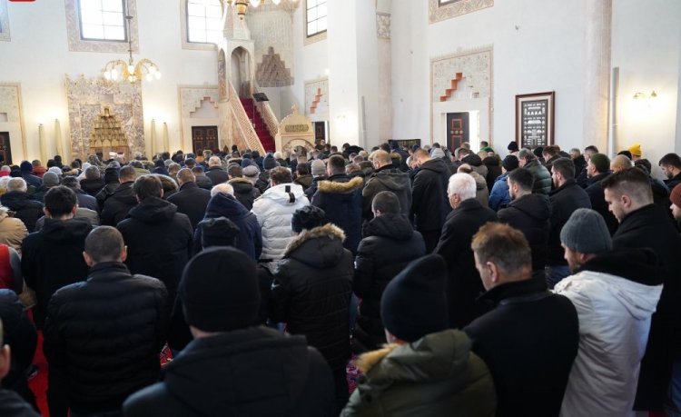 Bosna'daki tüm camilerde depremlerde hayatını kaybedenler için gıyabi cenaze namazı kılındı