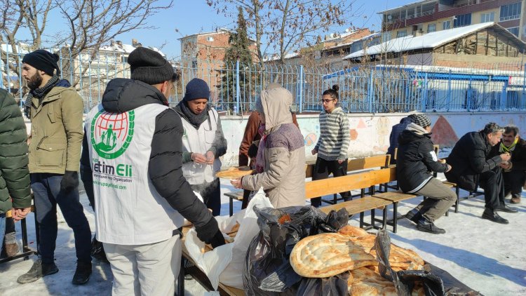 İyilik elçileri depremzedelerin yaralarını sarmaya devam ediyor