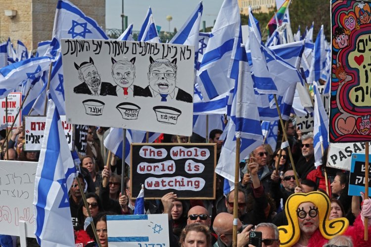 Netanyahu'nun tartışmalı yargı düzenlemesi parlamento önünde protesto edildi
