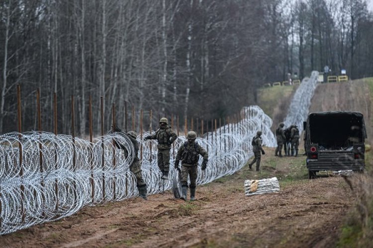 Polonya Belarus sınırındaki bariyerleri 181 kilometreye çıkarttı