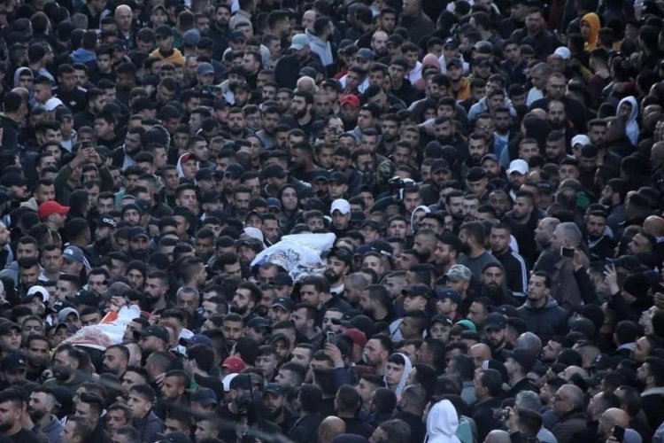 Binlerce Filistinli Nablus şehidlerini son yolculuğuna uğurladı