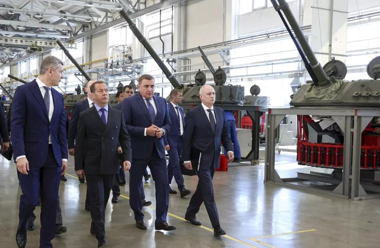 Medvedev: Silah fabrikalarımız üretimini onlarca kat arttırdı