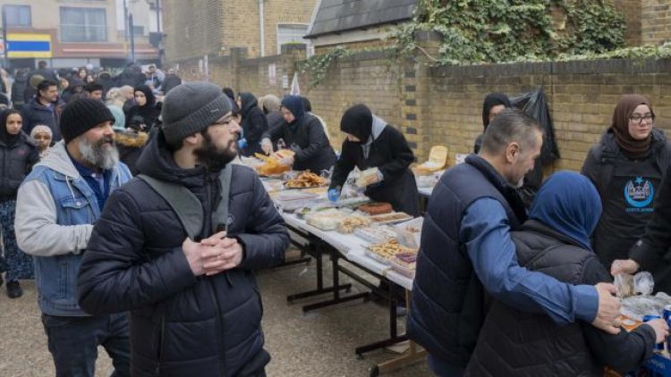 Londra'da Türkiye'deki depremzedeler için kermes düzenlendi