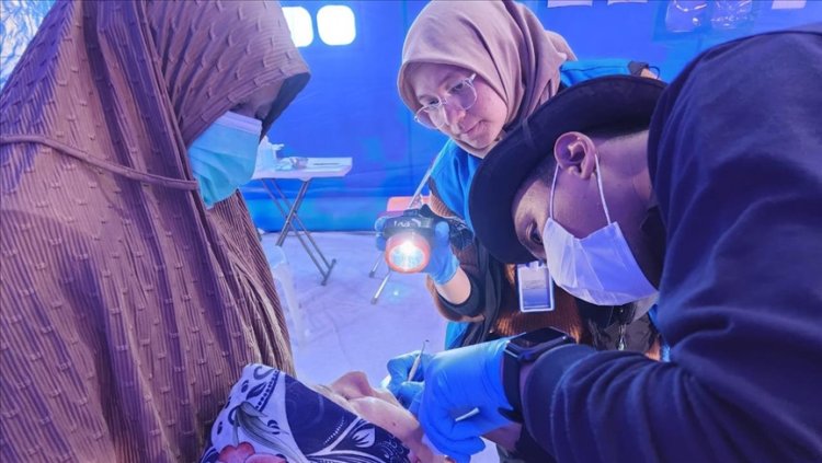 Endonezyalı doktorlar deprem bölgesinde canla başla çalışıyor