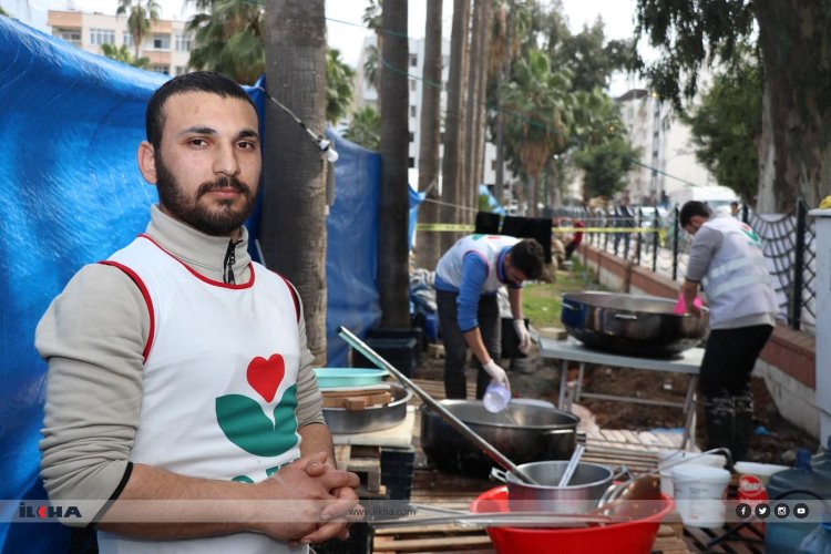 İslami STK gönüllüleri: Allah rızası için elimizden gelen her şeyi yapmaya çalışıyoruz