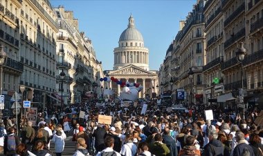 Fransa'da emeklilik reformuna karşı işçiler greve gitti