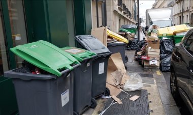 Paris'te grev nedeniyle biriken çöpler sağlığı tehdit ediyor