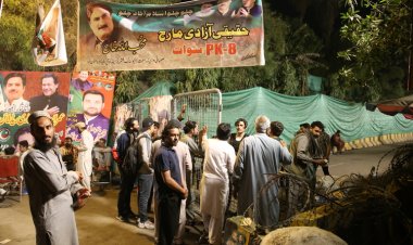 Pakistan'da İmran Han'ın destekçileri, olası gözaltı nedeniyle evinin çevresinde nöbette