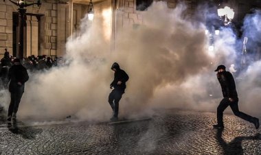 İran: Fransa, protestolara karşı şiddete başvurmaktan vazgeçmeli