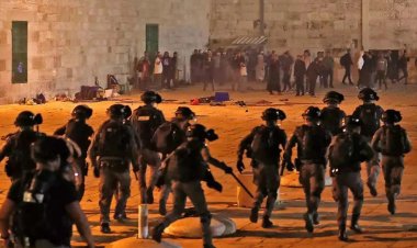 İşgalciler Mescid-i Aksa'da teravih namazı kılan Müslümanlara saldırdı