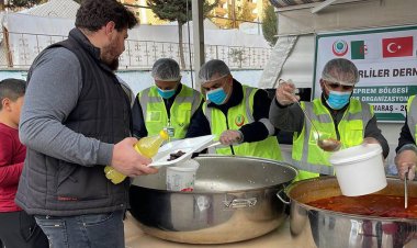Umut Kervanı Vakfı Kahramanmaraş'ta binlerce depremzede için iftar yemeği çıkarıyor