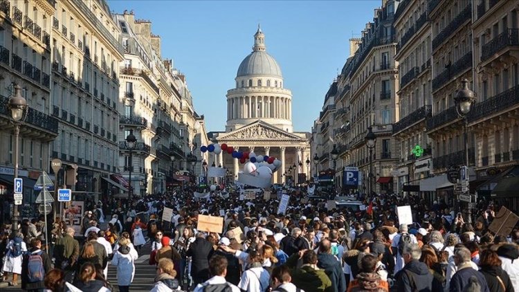 Fransa'da emeklilik reformuna karşı işçiler greve gitti