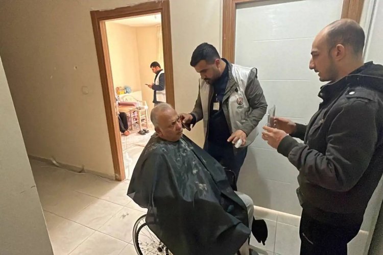 4 kardeş STK'dan depremzedelere evde tıraş hizmeti