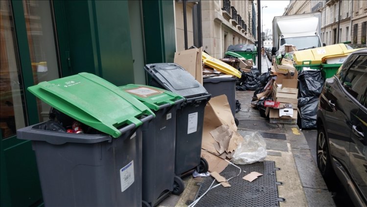 Paris'te grev nedeniyle biriken çöpler sağlığı tehdit ediyor