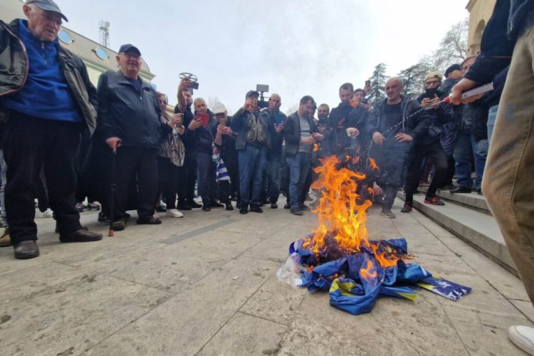 Tiflis'te göstericiler, Parlamentonun önündeki AB bayrağını yaktı