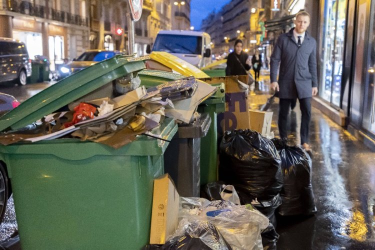 Fransa'da çöp krizi devam ediyor: Hükümet ile belediyeler karşı karşıya geldi