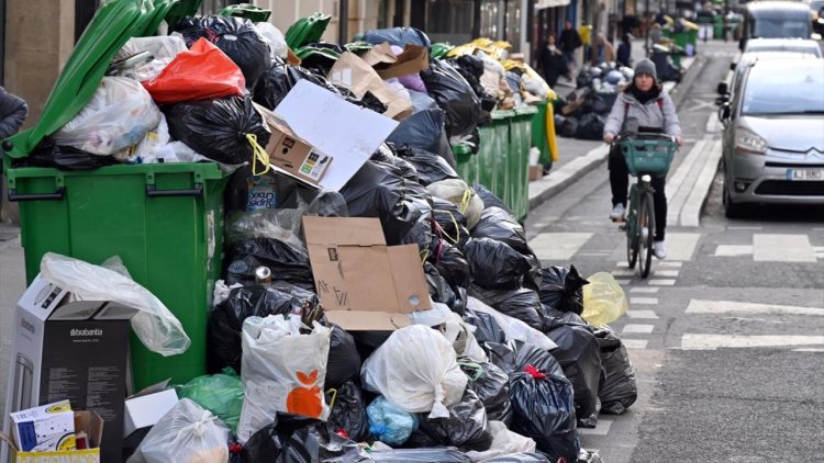 Paris'te çöp krizi! Grevdeki çöp toplayıcılarını zorla çalıştırılıyor!