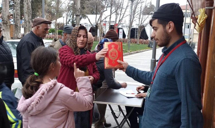 Umut Kervanı Vakfı deprem bölgesinde Kur'an-ı Kerim dağıttı
