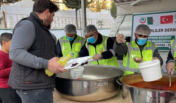 Umut Kervanı Vakfı Kahramanmaraş'ta binlerce depremzede için iftar yemeği çıkarıyor