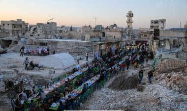 Halep'de enkaz haline gelen evlerin arasında toplu iftar