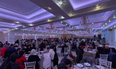 Hollanda'da düzenlenen iftarda depremzedeler için yardım toplandı