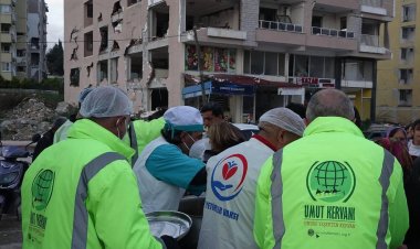 Umut Kervanı Vakfı: Elimizden geldiğince depremzede kardeşlerimizin yaralarını sarmaya gayret edeceğiz