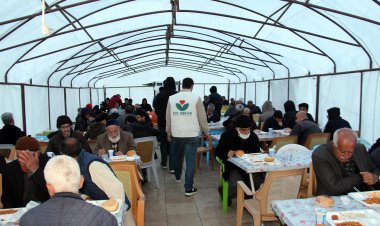 Umut Kervanı iftar çadırı, deprem bölgesinde hizmet vermeye devam ediyor