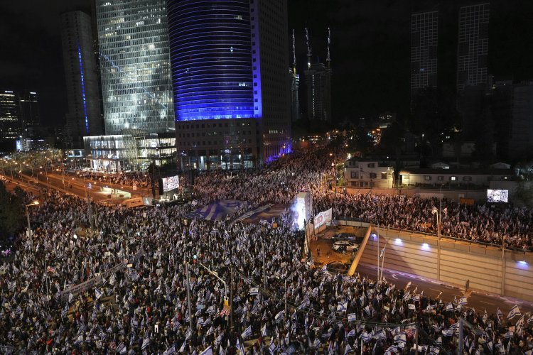 Netanyahu’nun erteleme kararına rağmen “yargı reformu” protestoları devam ediyor