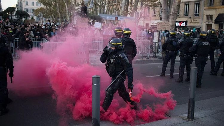 Fransa'da kriz devam ediyor: 6 Nisan'da büyük grev var