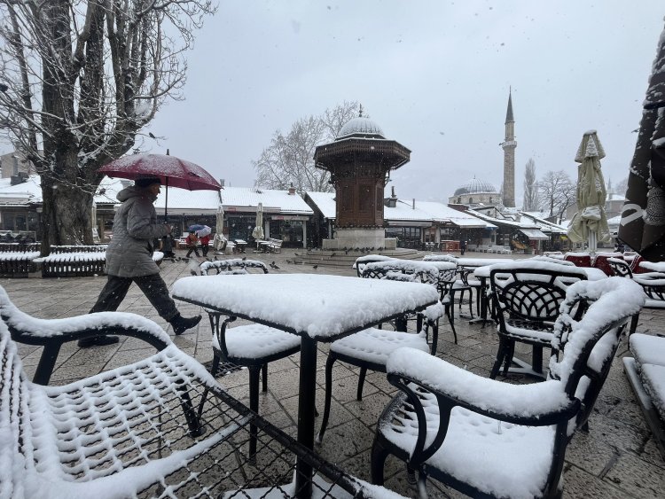 Balkan ülkelerinde kar yağışı ve şiddetli rüzgar hayatı olumsuz etkiledi