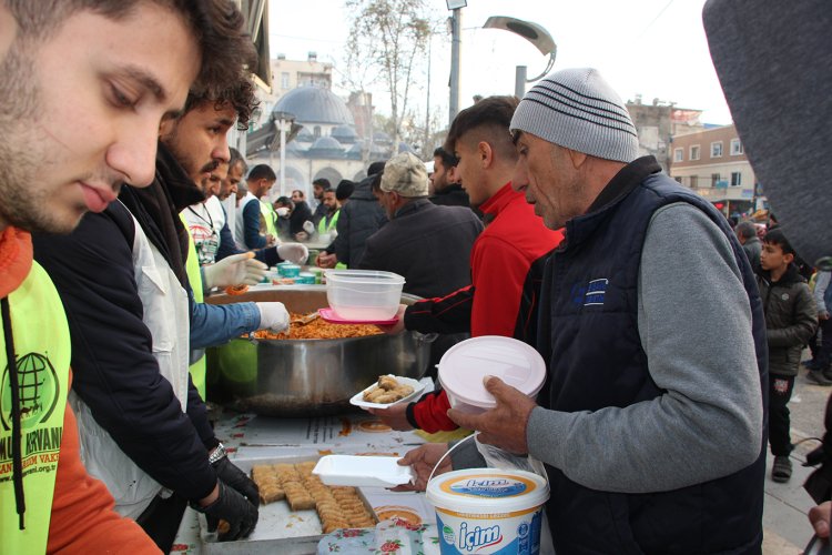 Öğrenciler Umut Kervanı Vakfı aracılığıyla, depremde vefat eden arkadaşları adına iftar yemeği verdi