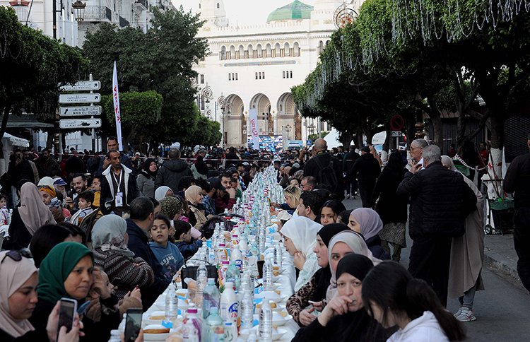 Cezayirliler 4 yıl aradan sonra toplu iftarlarda buluşuyor