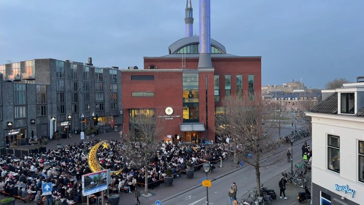 Hollanda'da "Cami Meydanı"nda 1500 kişilik sokak iftarı düzenlendi